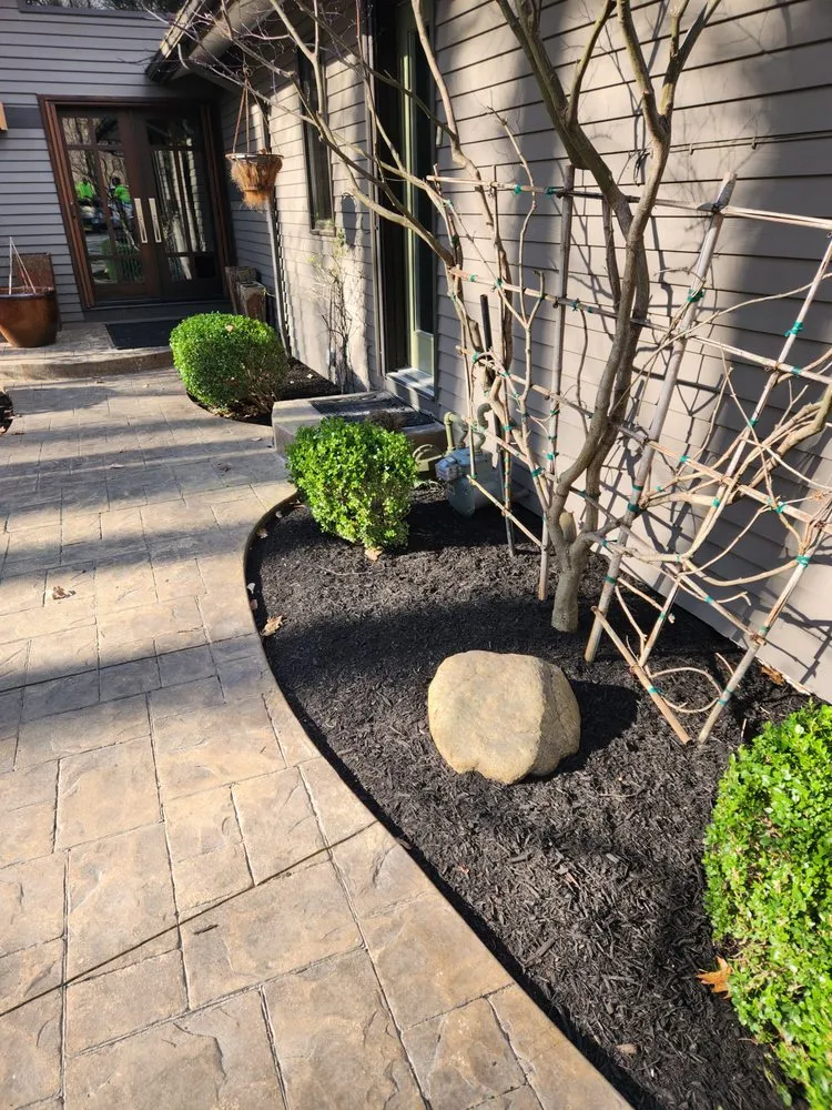 Affordable landscape design with custom design in Mantua, OH by Ballard Brothers Lawncare and Landscapes