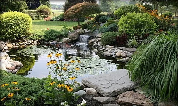Professional garden landscaping for homes in Saint Louis, MO by Ballpark Cuts