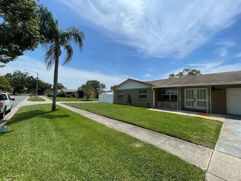 Trusted yard cleanup service near you across Largo, FL - Barefoot Grass