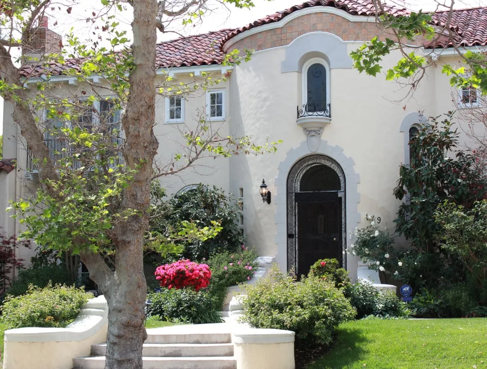 Reliable yard maintenance for beautiful yards in Los Angeles, CA by Barefoot Landscape