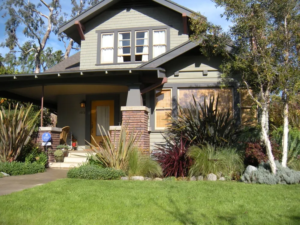 Affordable yard maintenance experts serving Los Angeles, CA - Barefoot Landscape