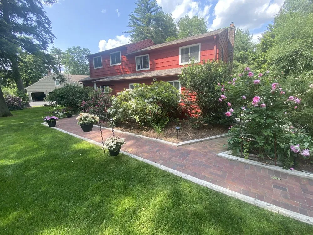 Custom lawn mowing service experts serving West Simsbury, CT - Barreto Landscaping