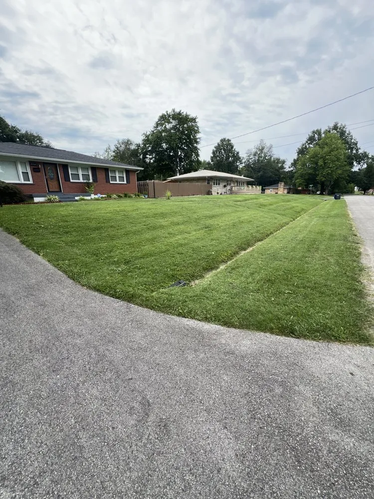 Custom lawn mowing service in Louisville, KY by Barr’s Lawn Care