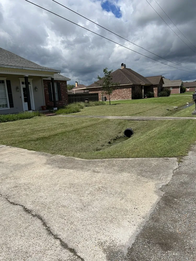Trusted yard maintenance for homes in Lafayette, LA by Batiste Cuts And Landscaping