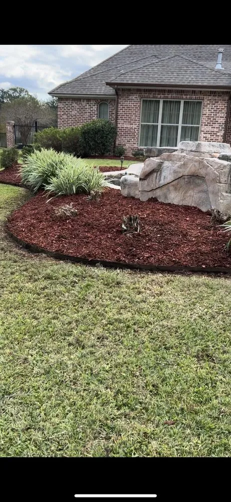 Professional outdoor landscaping in Lafayette, LA by Batiste Cuts And Landscaping
