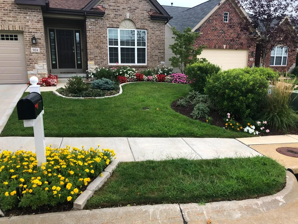 Top-rated lawn care service in Chesterfield, MO by Baxter Gardens of Chesterfield