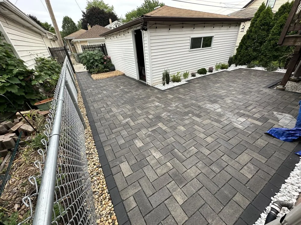 Custom lawn care service for homes in Oak Park, IL by B&B Landscaping Services