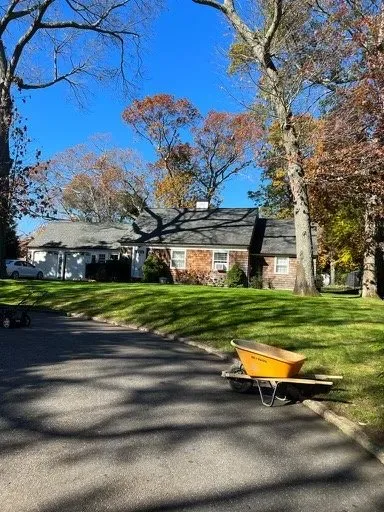 Custom landscaping services experts serving Hampton Bays, NY - Beautiful Field