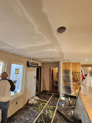 Bee Creek Builders Logo