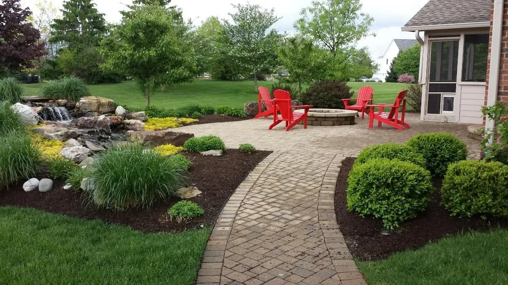 Local residential landscaping experts serving Carmel, IN - Bee Green Organic & Traditional Lawn & Plant Healthcare