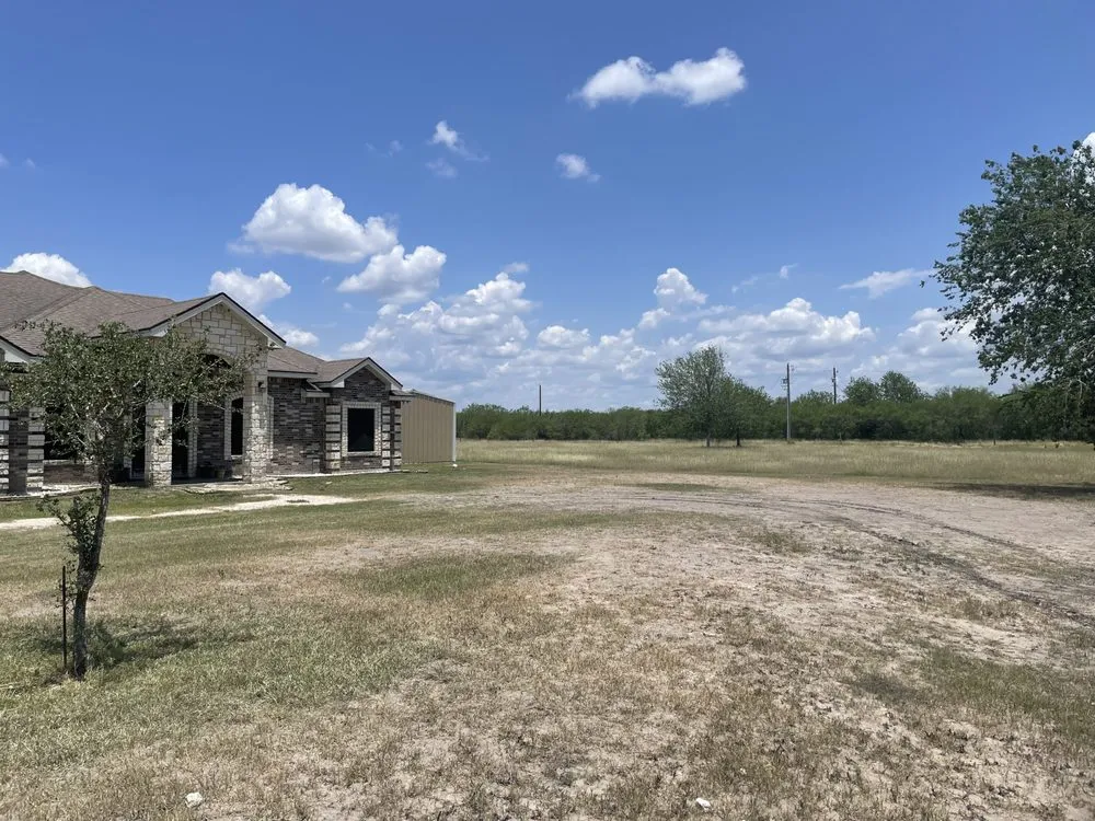 Top-rated lawn mowing service in Alice, TX by Bee’s Lawn Care