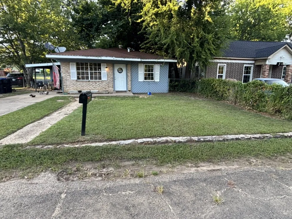 Trusted yard cleanup service in Longview, TX by Belyeu lawn & Garden Services