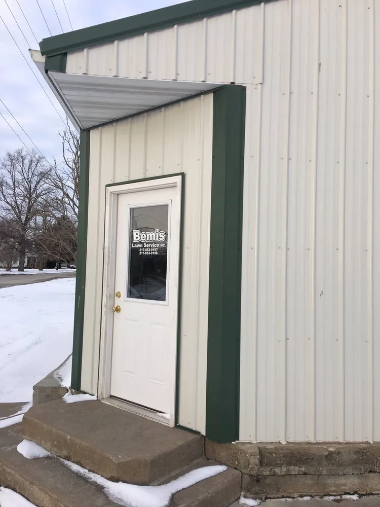 Professional garden landscaping with custom design in Mount Sterling, IL by Bemis Lawn Service, Inc