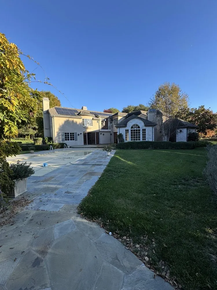 Professional lawn mowing service experts serving Santa Bárbara, CA - Benito's Landscape