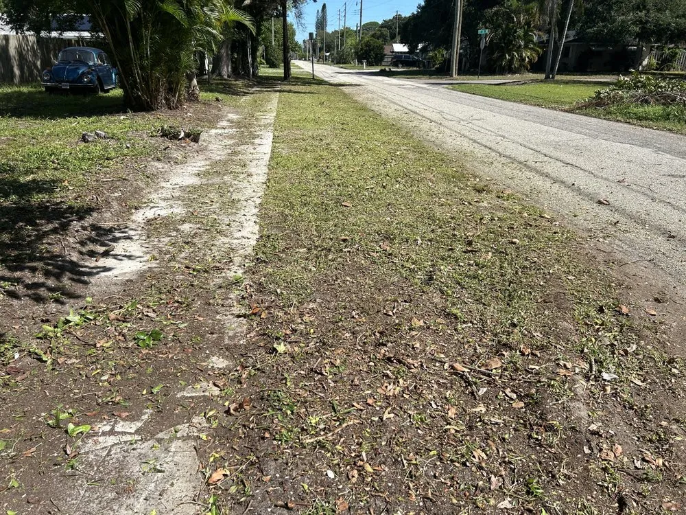 Local lawn mowing service in Bradenton, FL - Benitrees Lawn Care Services