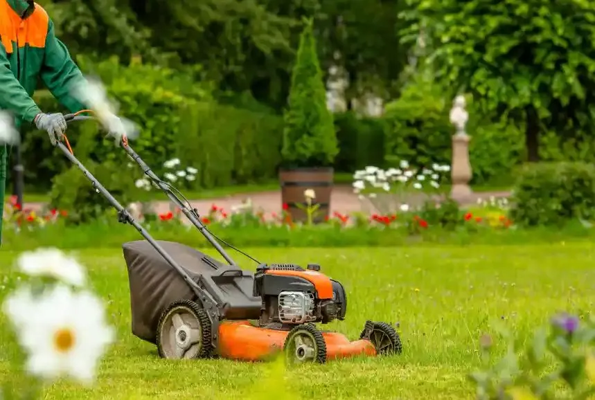 Reliable yard maintenance in Decatur, AL by Benjamin's Lawn Care Service