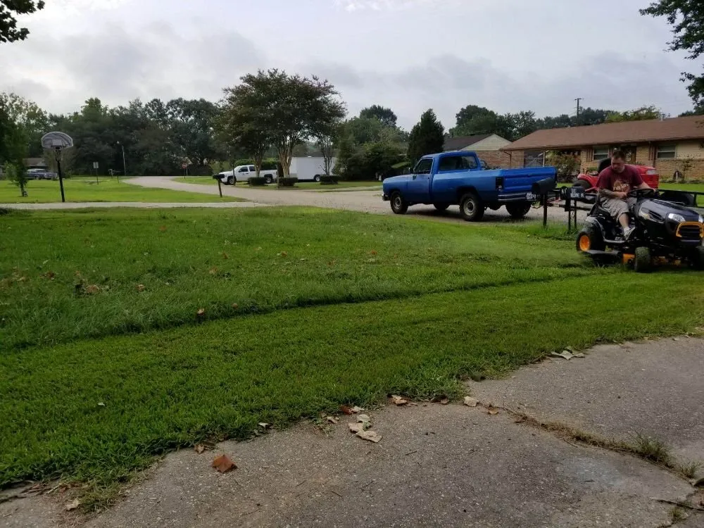 Affordable yard maintenance near you in Zachary, LA by Ben's lawn crew