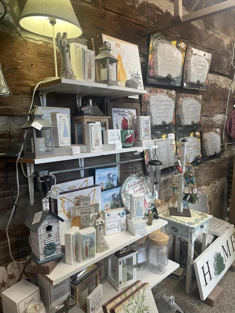 Local outdoor landscaping experts serving Henderson, KY - Benton’s Garden and Landscaping Center & Sweet Peas Gift Shop