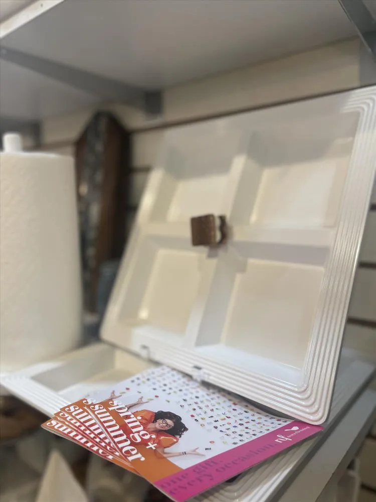 Top-rated yard maintenance in Henderson, KY by Benton’s Garden and Landscaping Center & Sweet Peas Gift Shop