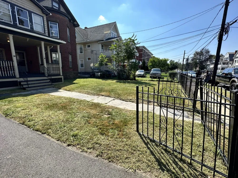 Top-rated yard cleanup service in Rocky Hill, CT by Berdecia Landscaping