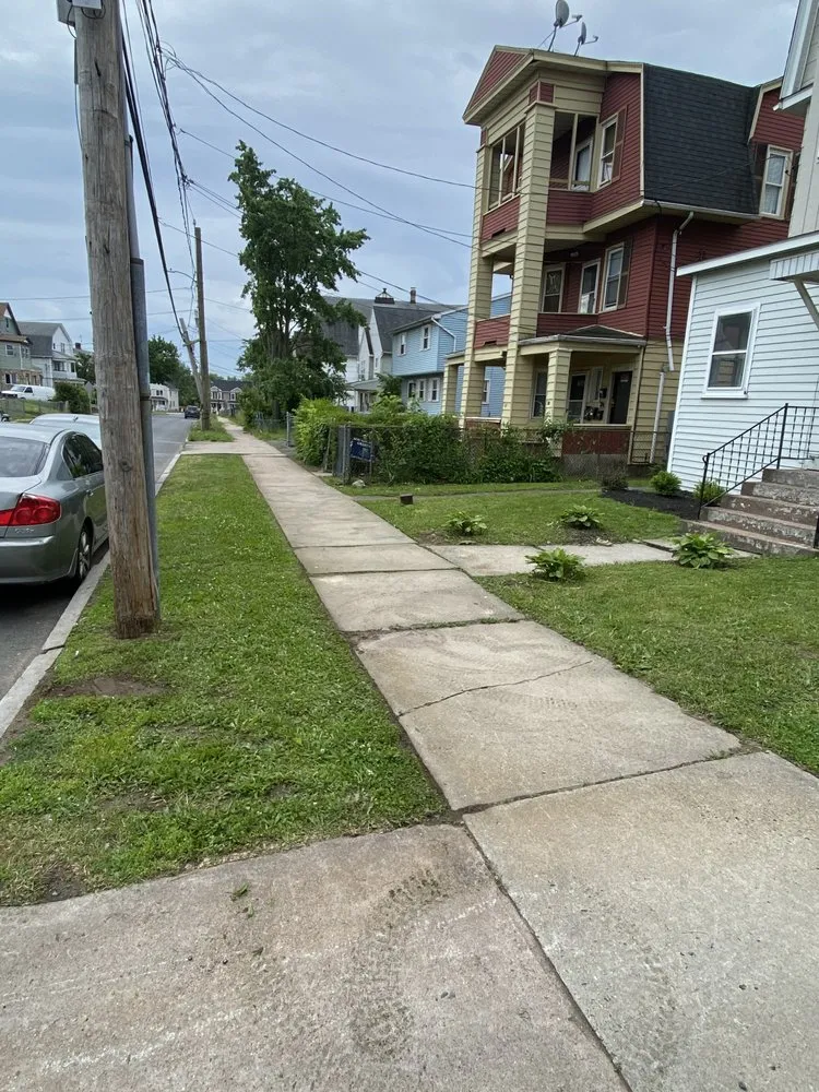 Top-rated yard cleanup service in Rocky Hill, CT by Berdecia Landscaping