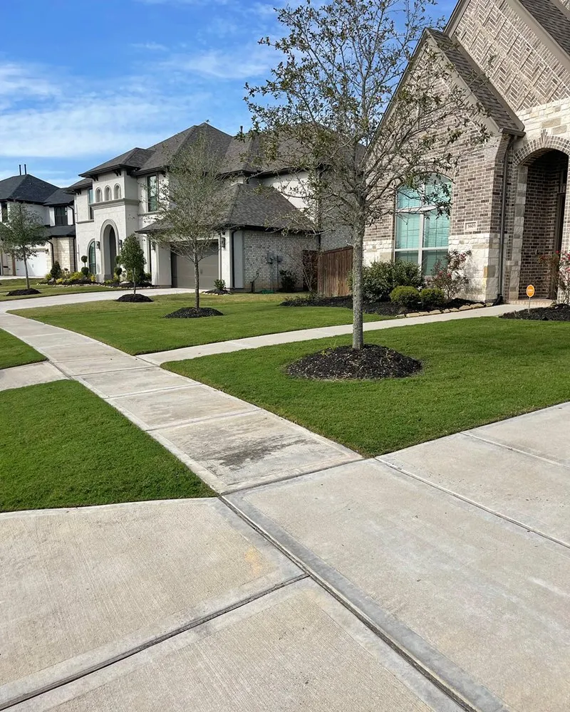 Affordable yard maintenance in Rosharon, TX - Bermuda Dude