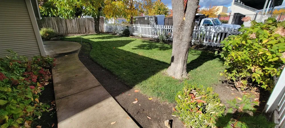 Custom lawn care service experts serving Grants Pass, OR - Bert's landscaping