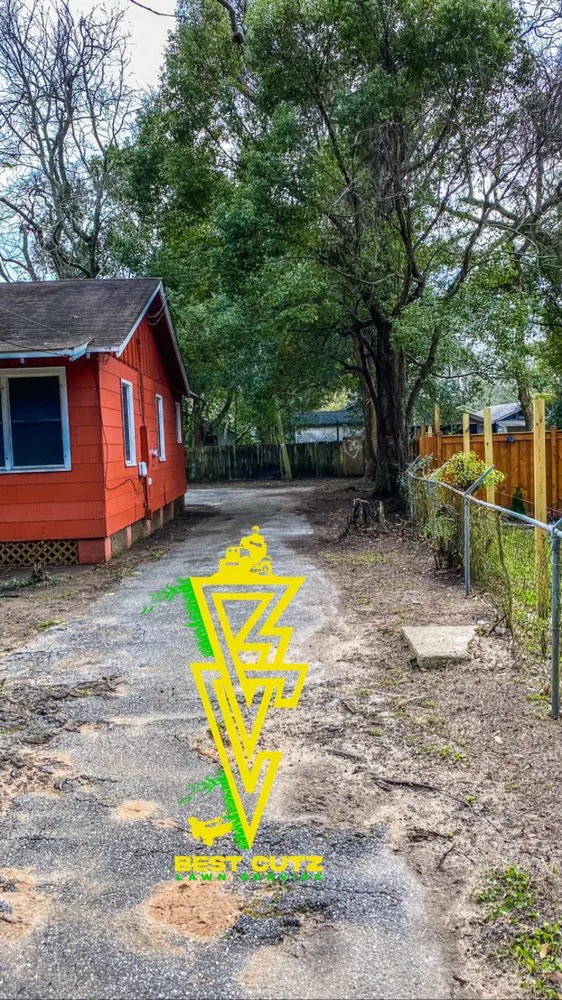 Professional lawn mowing service in Chickasaw, AL - Best Cutz lawn services