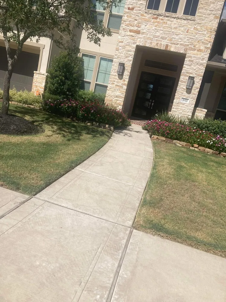 Custom residential landscaping in Houston, TX by Better ideas lawn landscaping