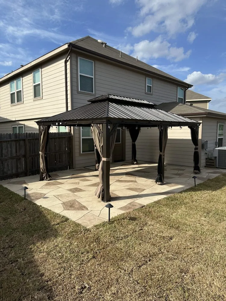 Custom garden landscaping in Houston, TX - Bezuz Lawn & Landscaping