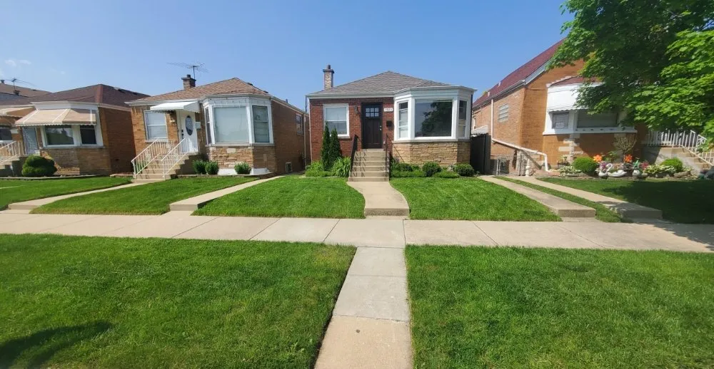 Trusted lawn care service in Chicago, IL by Big Cuts