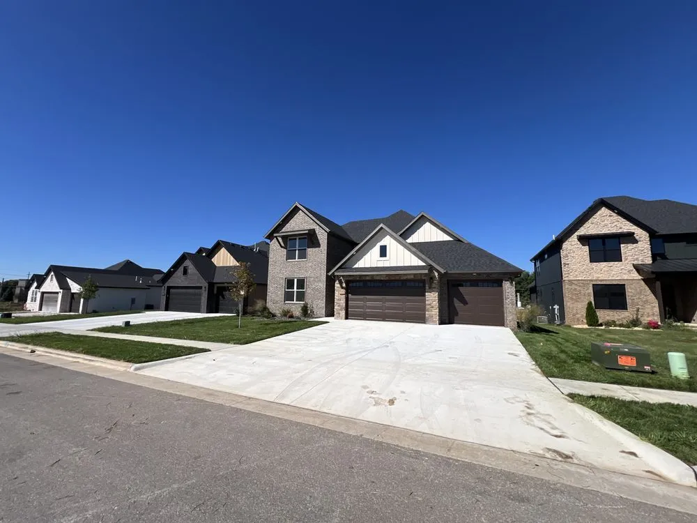 Professional lawn mowing service experts serving Springfield, MO - Big Dad and Sons Lawn Care Service