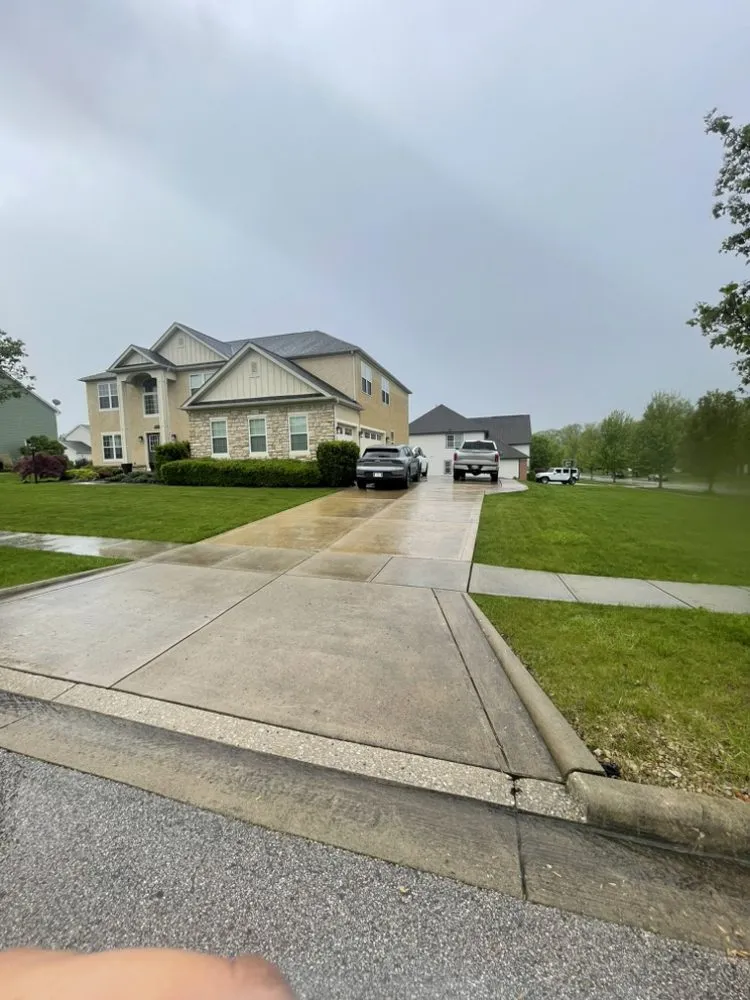 Expert lawn mowing service in Columbus, OH - Big Dawg Lawn Care