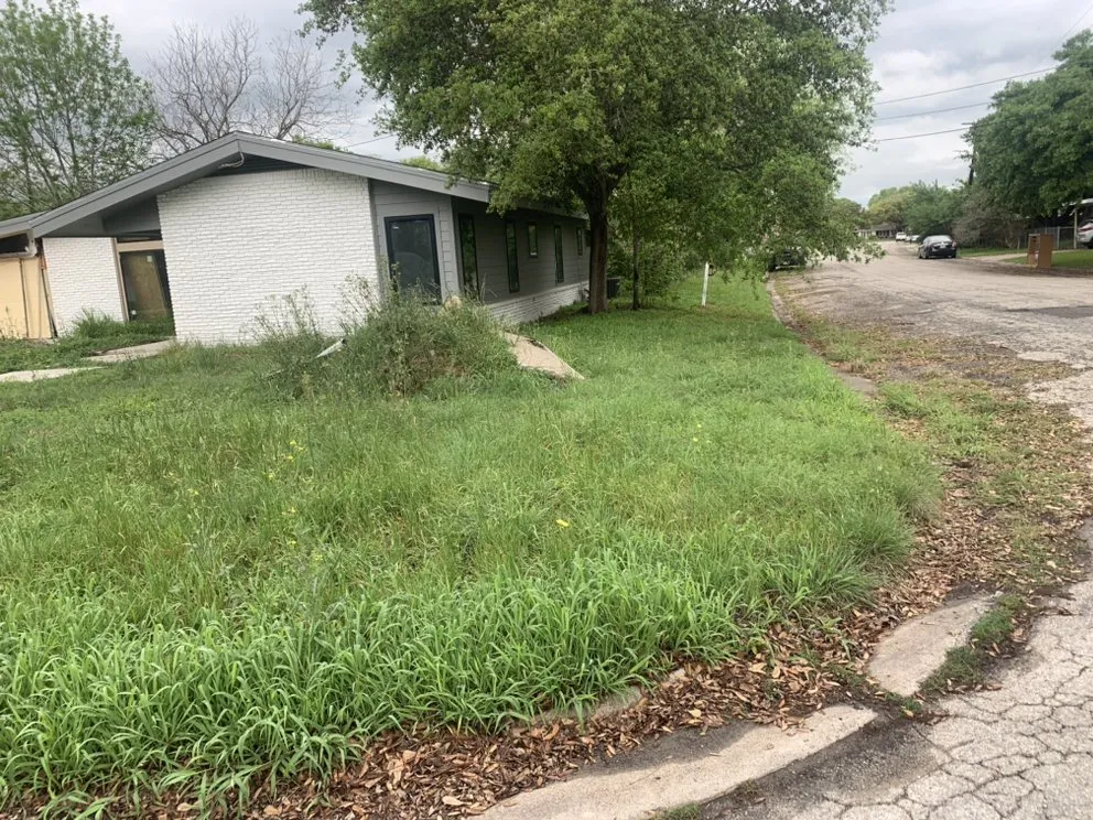 Affordable yard cleanup service for year-round maintenance in Inez, TX by Big Dog Lawn and Landscaping