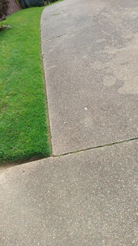 Affordable lawn mowing service in Memphis, TN - Big Guy's Lawn Garden & Landscaping Services