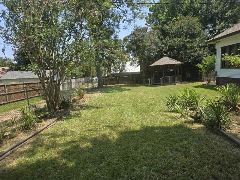 Top-rated landscape design for residential properties in Jacksonville, TX by Big Hinton Lawn Service