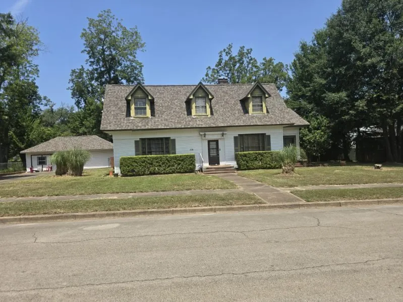 Top-rated outdoor landscaping for beautiful yards across Jacksonville, TX - Big Hinton Lawn Service