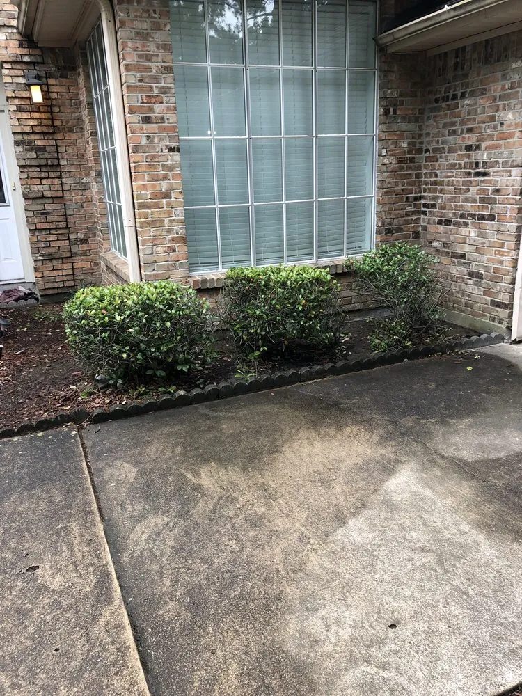 Affordable lawn mowing service experts serving Houston, TX - BIGREEN Flores Landscaping