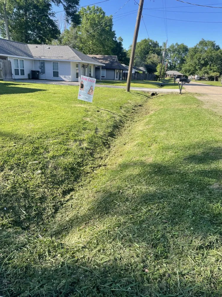 Expert yard cleanup service for residential properties in Saint Gabriel, LA by Bihm’s Lawn Care Service