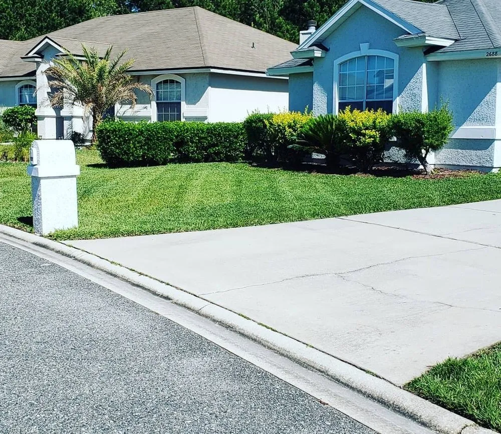 Professional yard maintenance for homes in Middleburg, FL by Bill's Lawn Maintenance