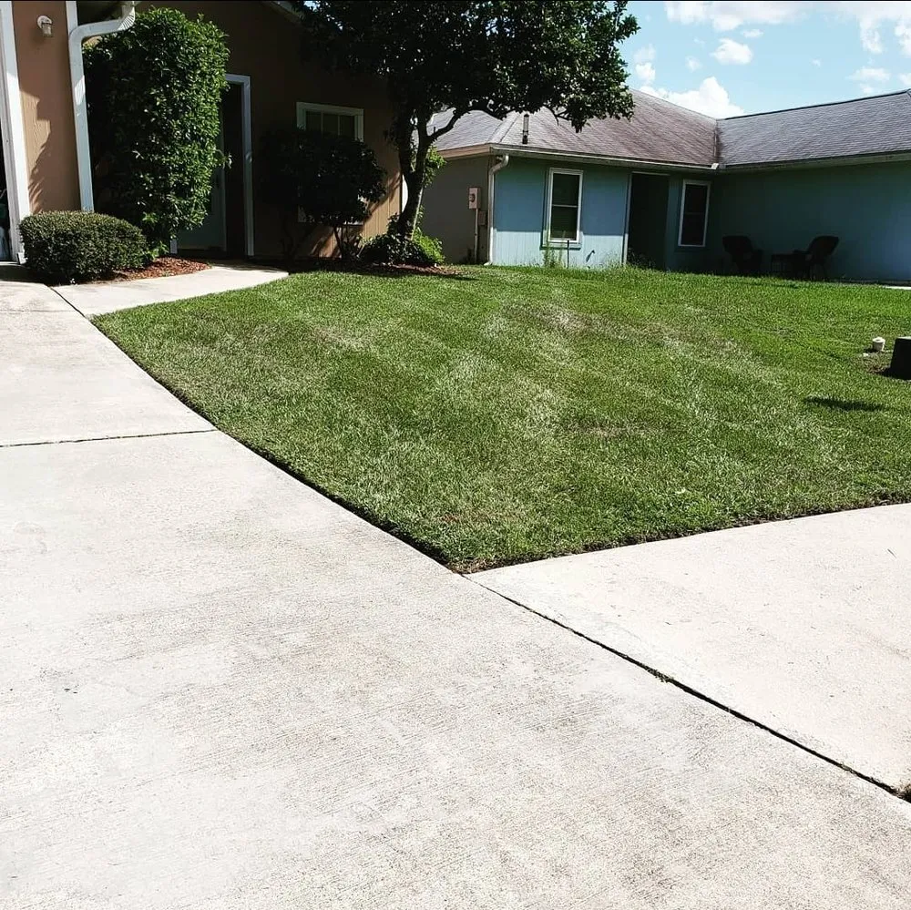 Custom garden landscaping for homes in Middleburg, FL by Bill's Lawn Maintenance