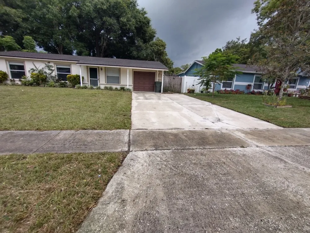 Local lawn mowing service in Ocoee, FL by Billy and Pam's Total Lawn Service