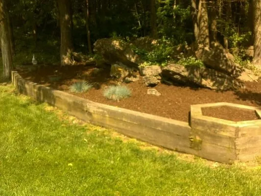 Bit's Lawn & Garden Logo