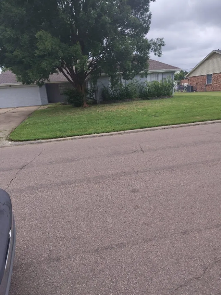 Expert yard maintenance for homes across Tulsa, OK - Blacctopvets Lawn Care