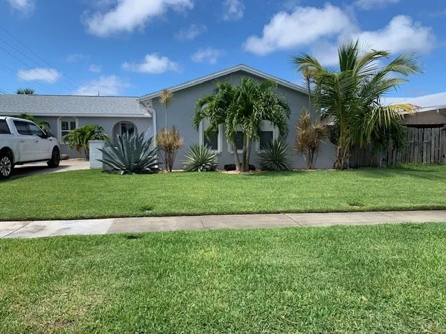 Professional lawn mowing service in Melbourne, FL - Black Dog Lawn & Pools