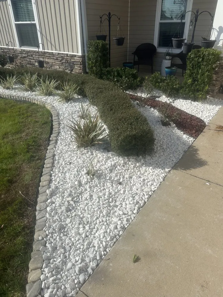 Affordable residential landscaping for year-round maintenance in Lynn Haven, FL by Blake’s Landscaping