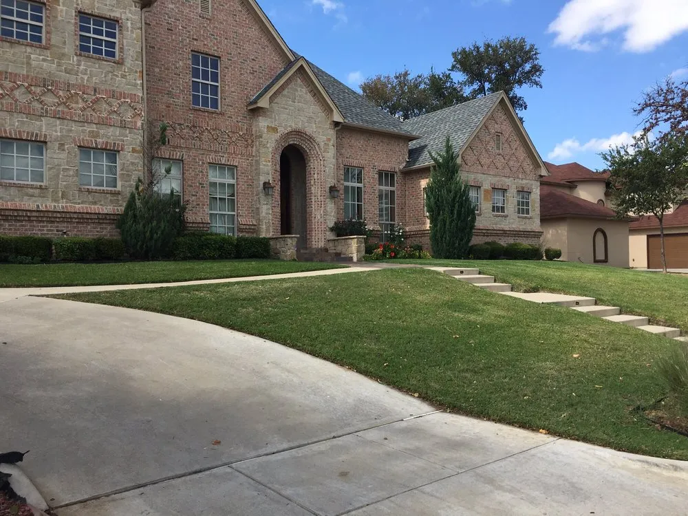 Custom lawn mowing service with custom design in Arlington, TX by Blessit Lawn Service