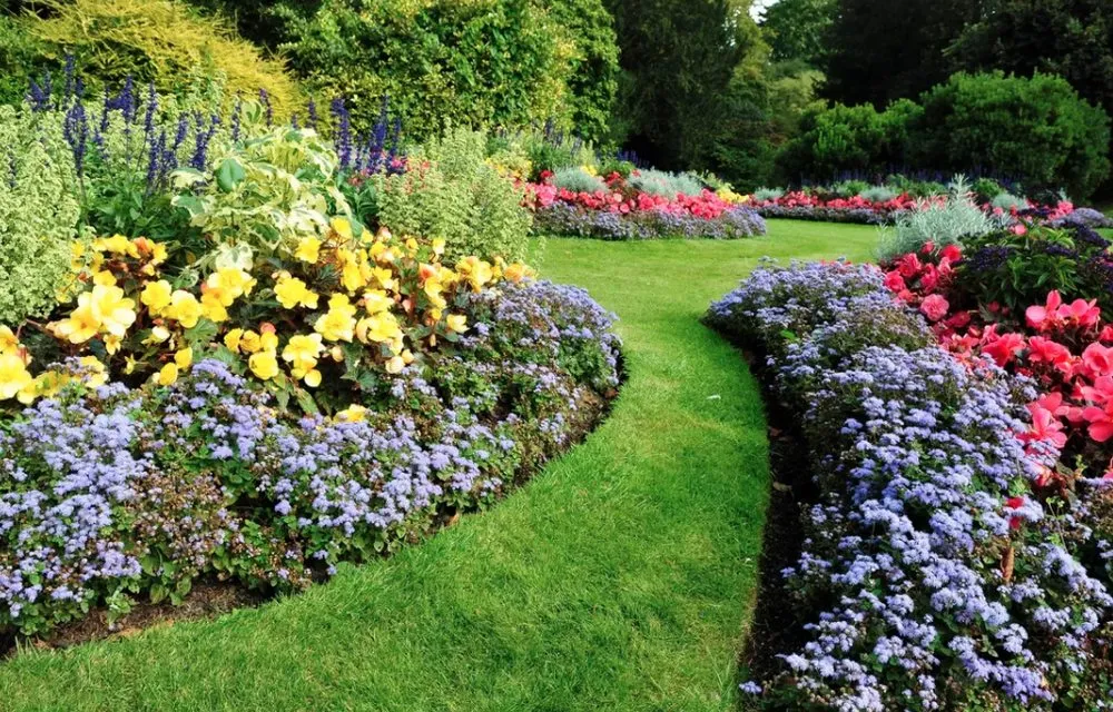 Professional garden landscaping for residential properties in Louisville, KY by Blue Blade LawnCare and Landscaping