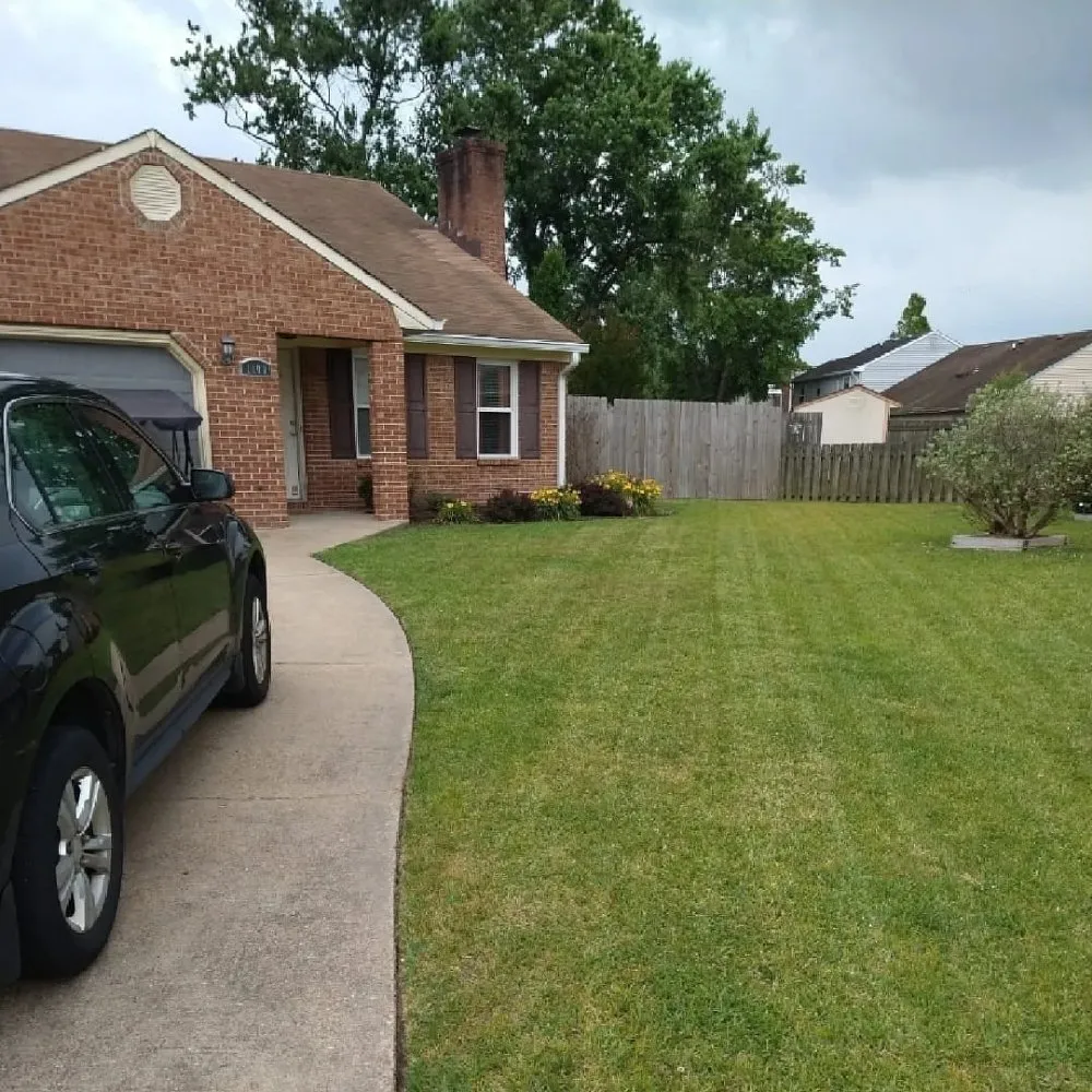 Expert lawn mowing service experts serving Chesapeake, VA - Blue Leaf Landscaping