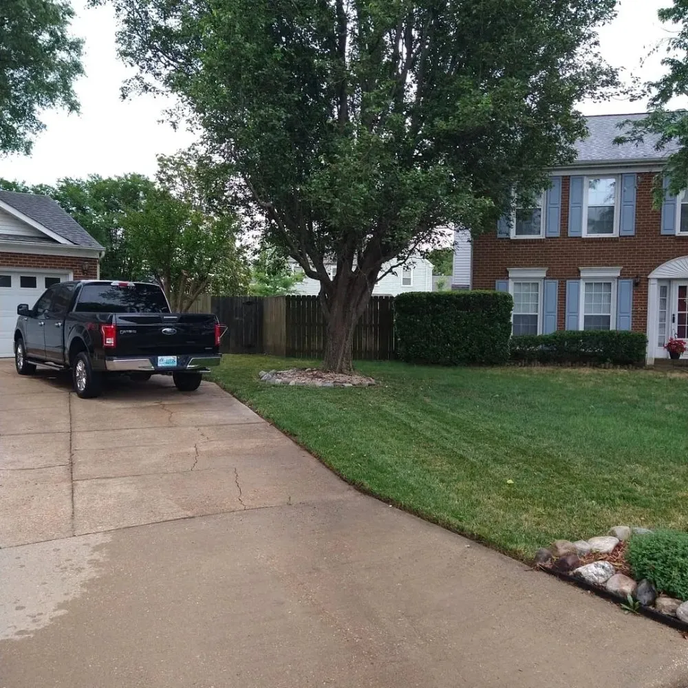 Custom lawn mowing service experts serving Chesapeake, VA - Blue Leaf Landscaping